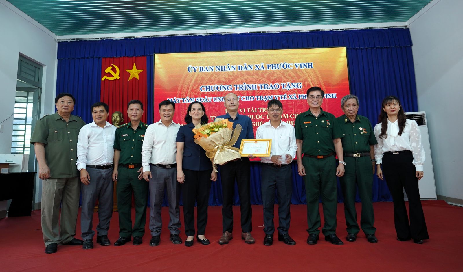 TÂY NINH: TRAO TẶNG MÁY TẦM SOÁT UNG THƯ CỔ TỬ CUNG TRỊ GIÁ 250 TRIỆU ĐỒNG CHO XÃ PHƯỚC VINH