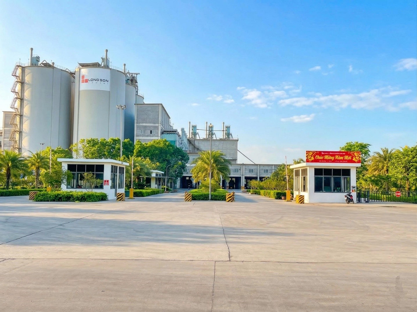 CÔNG TY XI MĂNG LONG SƠN CHÀO MỪNG NGÀY GIẢI PHÓNG MIỀN NAM 30/4 VÀ QUỐC TẾ LAO ĐỘNG 1/5