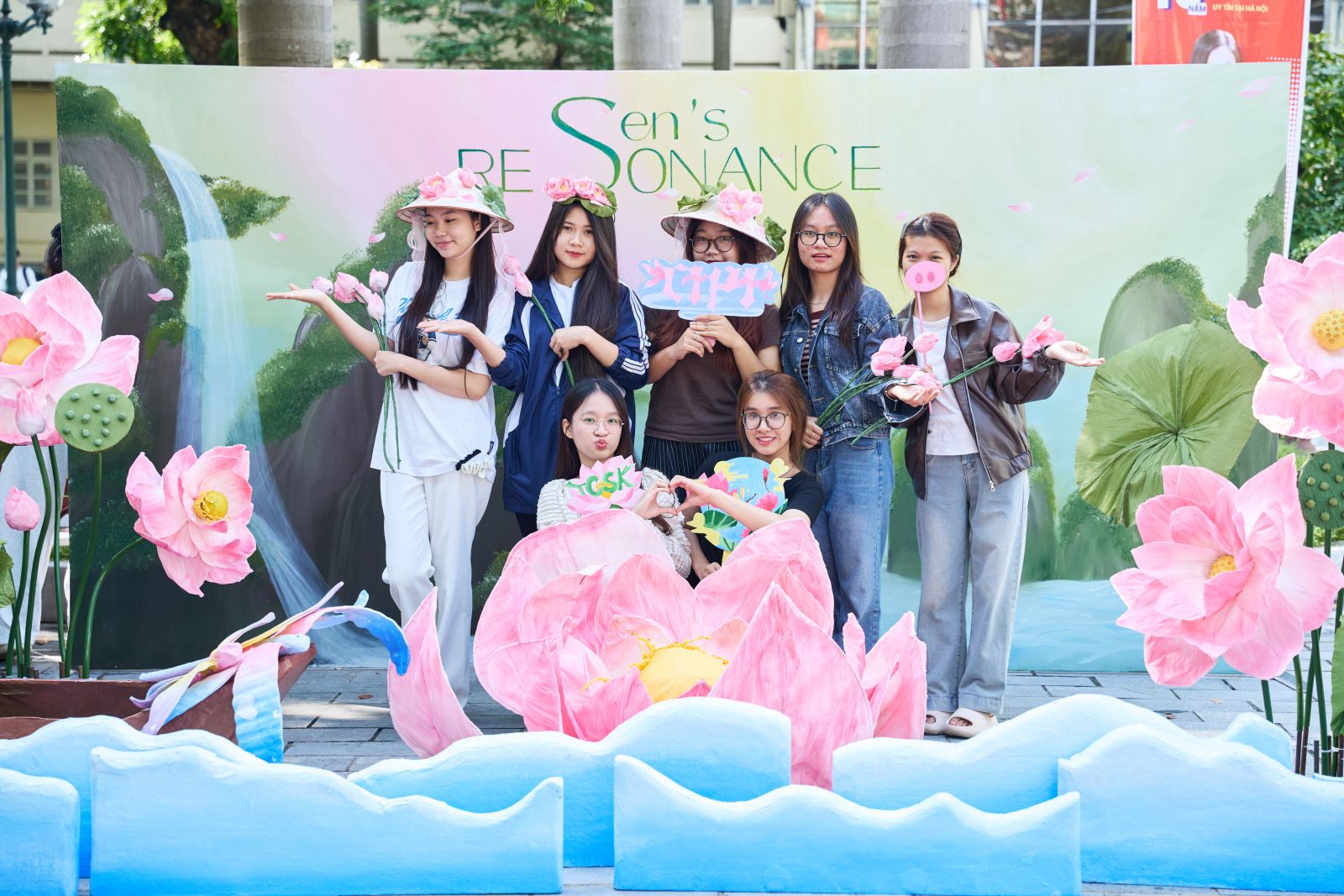  Lưu giữ dấu ấn thanh xuân tại photo booth “FPS 2025 - Sen’s Resonance”