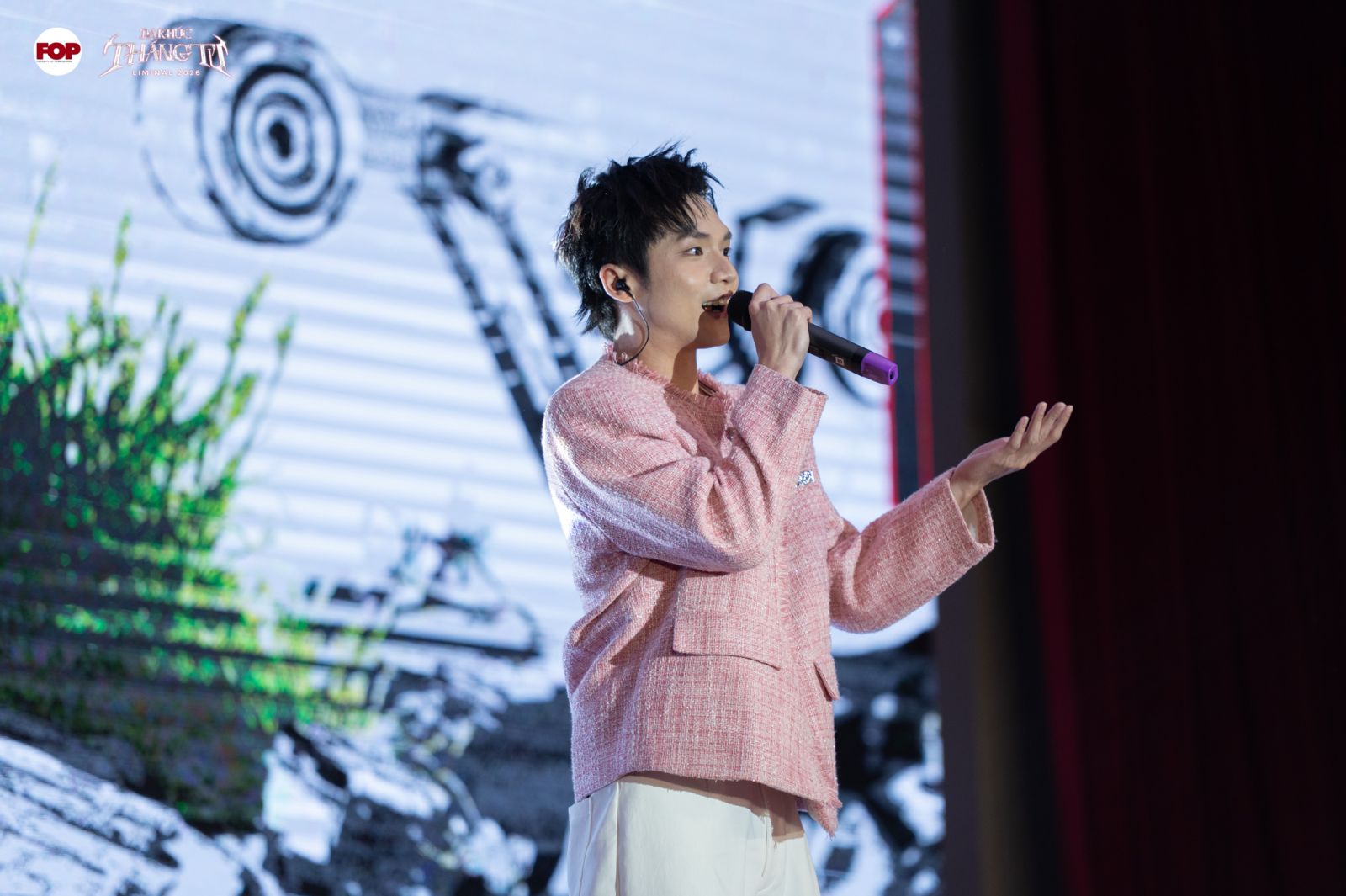 Ca sĩ Vương Bình “khuấy đảo” sân khấu Dạ Khúc Tháng Tư 2026