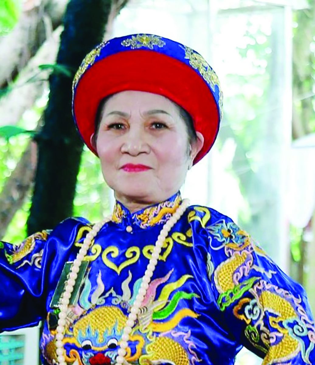   NGHỆ NHÂN ƯU TÚ DƯƠNG THỊ  PHƯƠNG ĐÔNG: NGƯỜI TRUYỀN GIỮ CHẦU VĂN