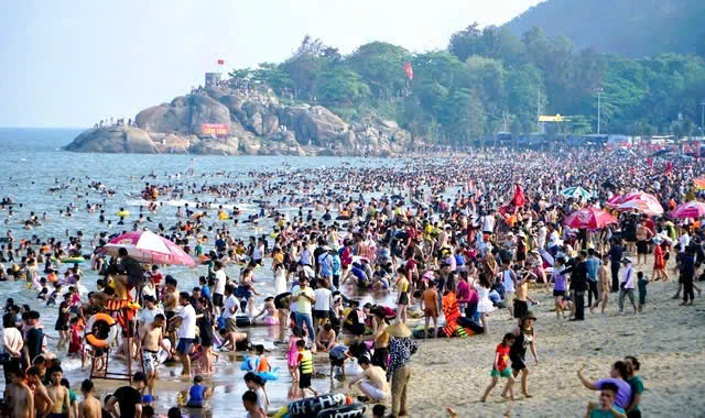 Chuyên nghiệp hóa đội ngũ làm du lịch Du lịch không thể bền vững nếu thiếu con người chuyên nghiệp. Sầm Sơn cần đào tạo đội ngũ hướng dẫn viên, nhân viên khách sạn, tài xế xe điện, người bán hàng theo tiêu chuẩn hiện đại – có kiến thức, thái độ văn minh và kỹ năng ứng xử du lịch.