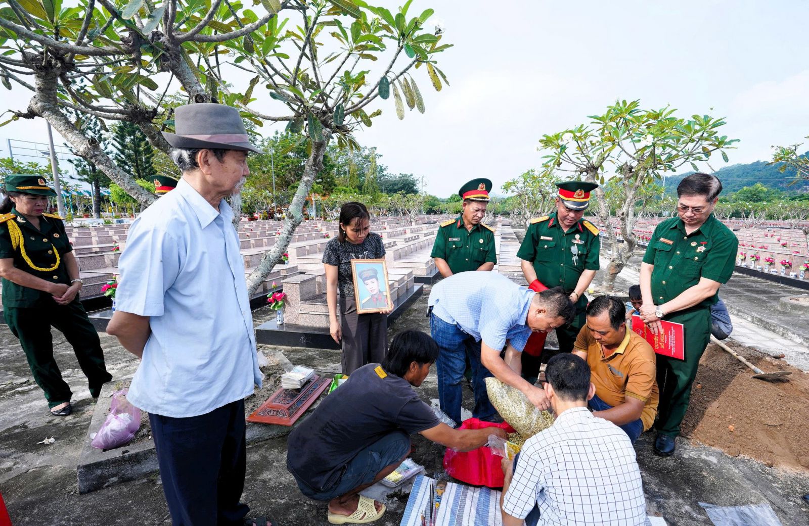 NGHĨA TÌNH ĐỒNG ĐỘI TIỄN ANH VỀ ĐẤT MẸ