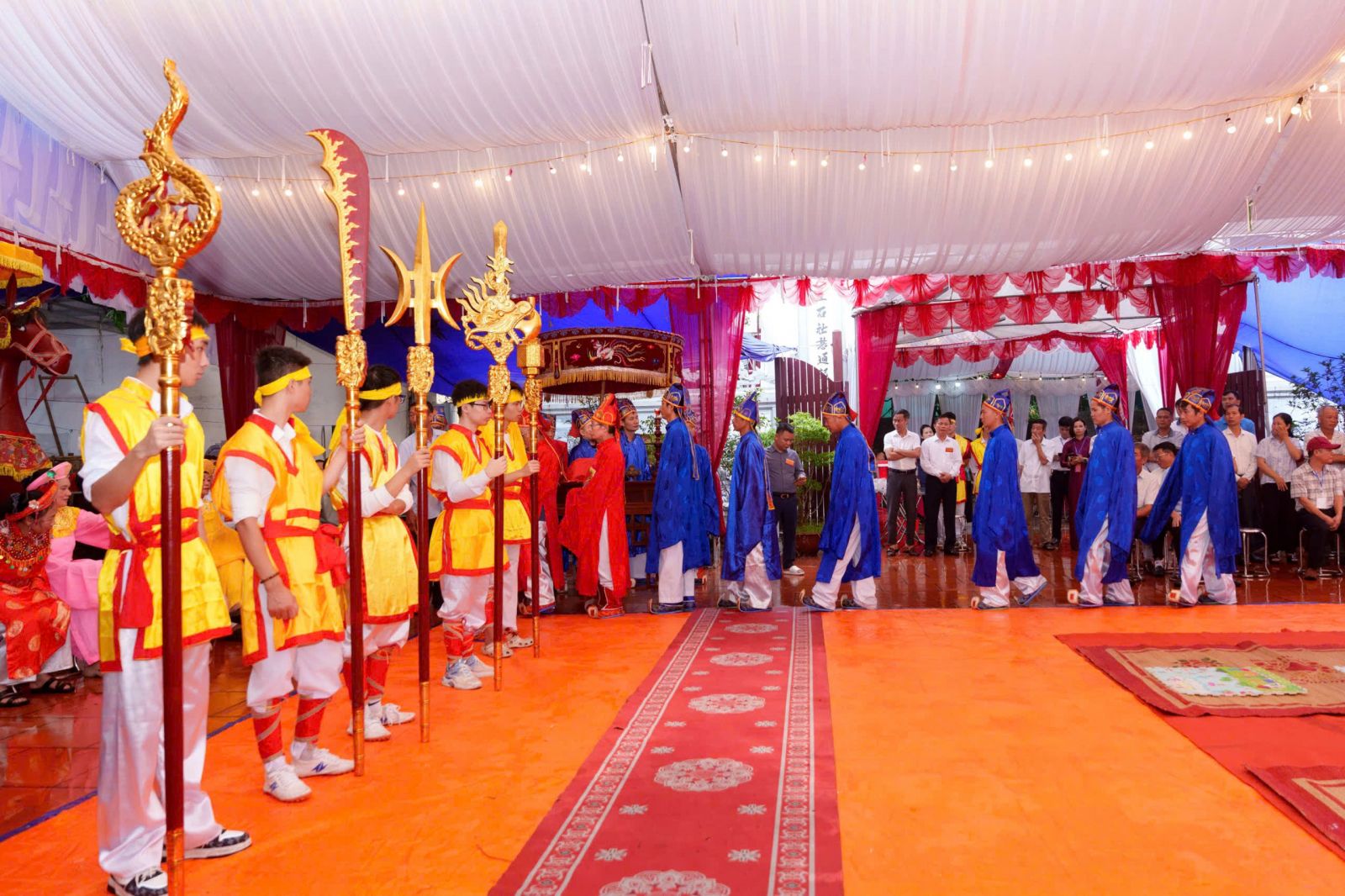 TRỜI MƯA, VỀ LÀNG THẠCH CHUNG VUI NGÀY HỘI