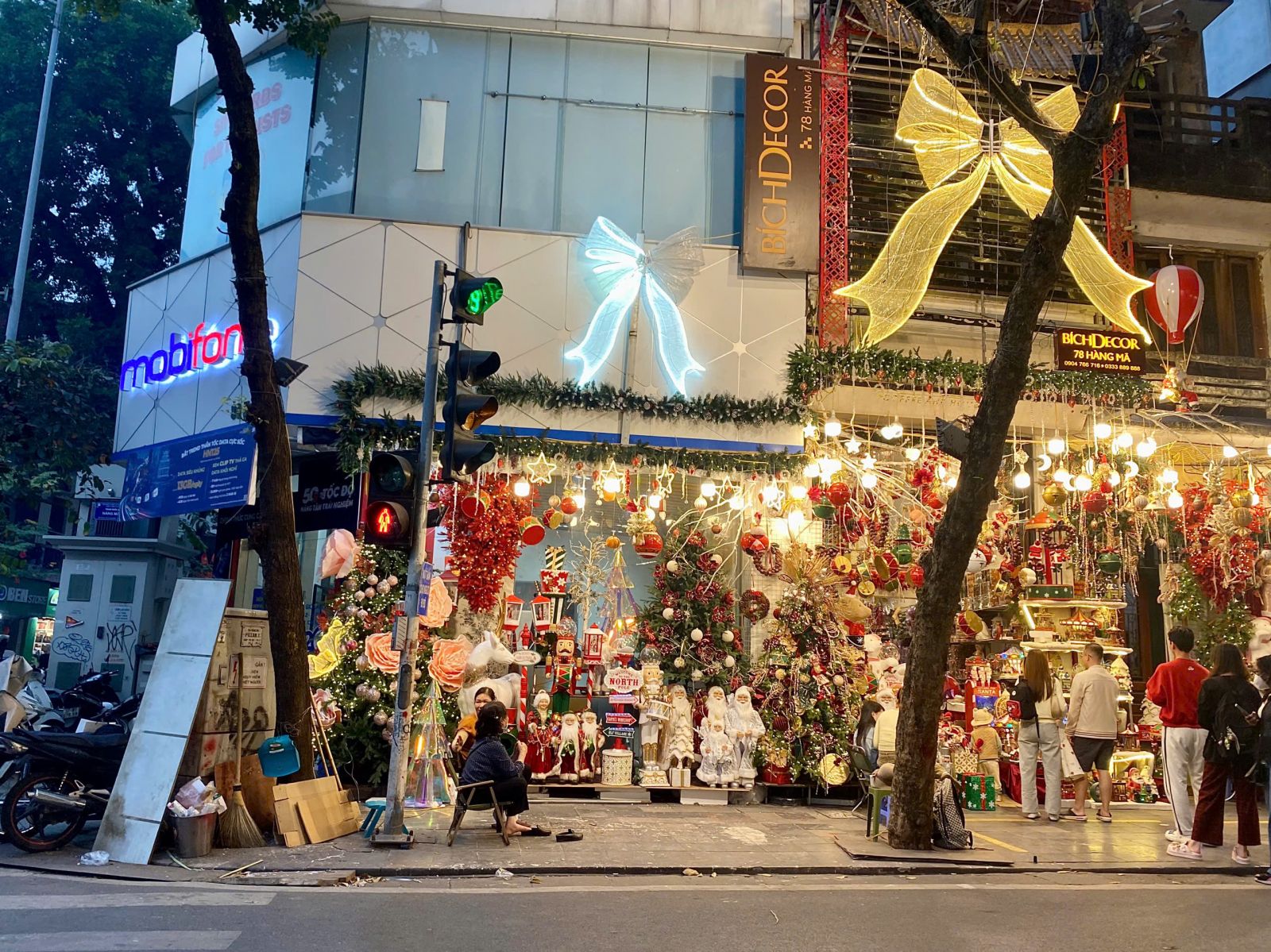 Thị trường Hàng Mã dịp Giáng sinh giảm nhiệt, người dân ý kiến thế nào ?