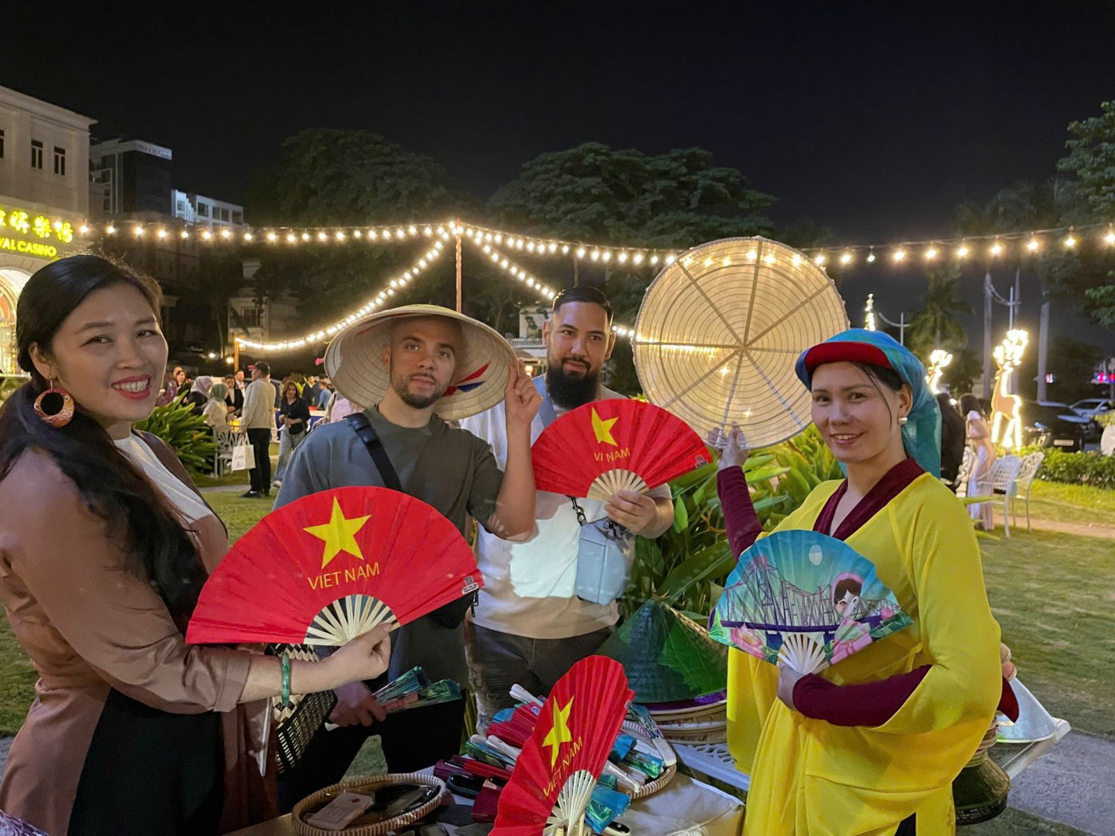 Nghệ nhân Lê Thị Lan Hương: NGƯỜI GIỮ LỬA NGHỀ TRONG DÒNG CHẢY ĐƯƠNG ĐẠI