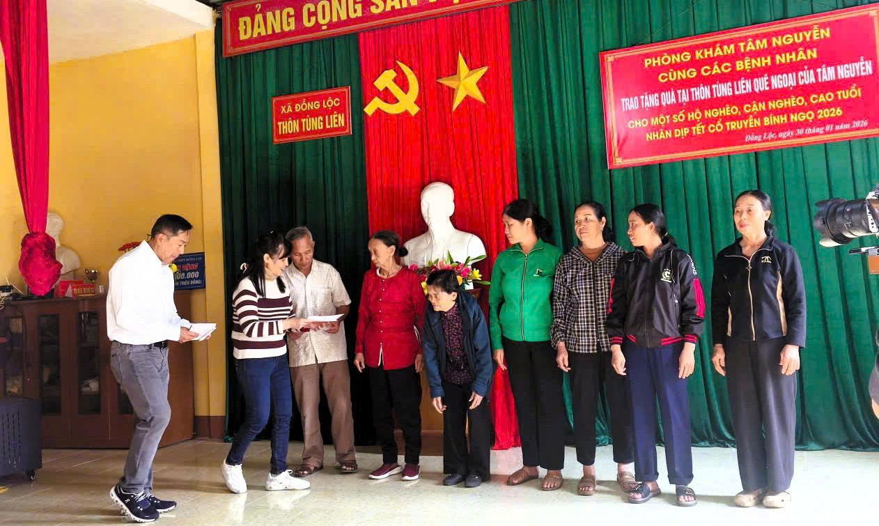 Lương y Nguyễn Thị Tâm (Tâm Nguyễn) cùng bệnh nhân Việt kiều Mỹ về quê tri ân và trao quà hỗ trợ bà con khó khăn tại Hà Tĩnh