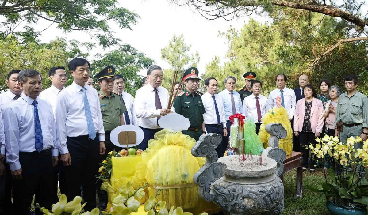 THỔN THỨC NHỮNG VẦN THƠ: “Tiễn dâng Người – Võ Đại tướng”.